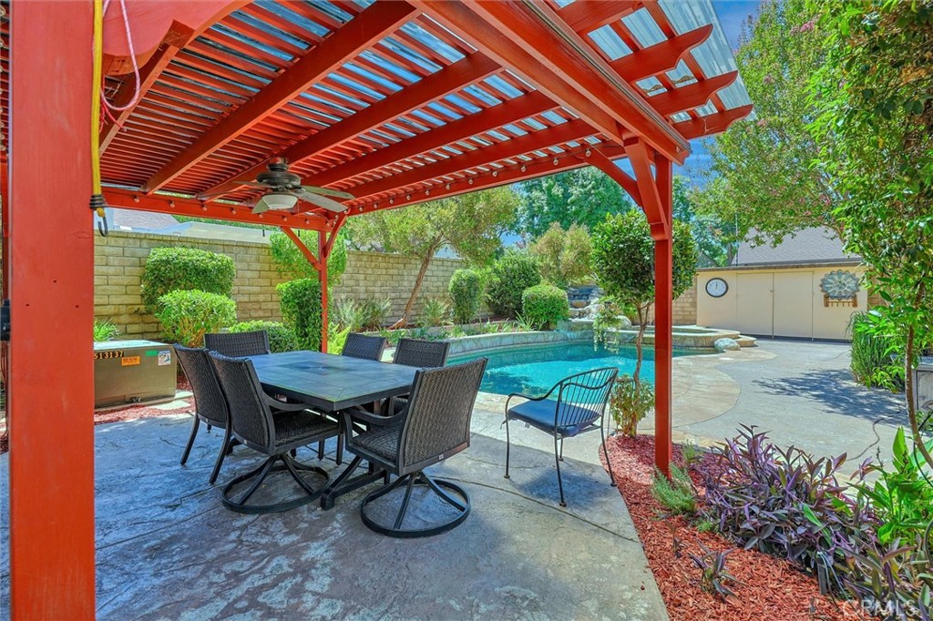 25208 Vía Sistine Valencia, CA 91355 - Photo 31 of 38 Patio