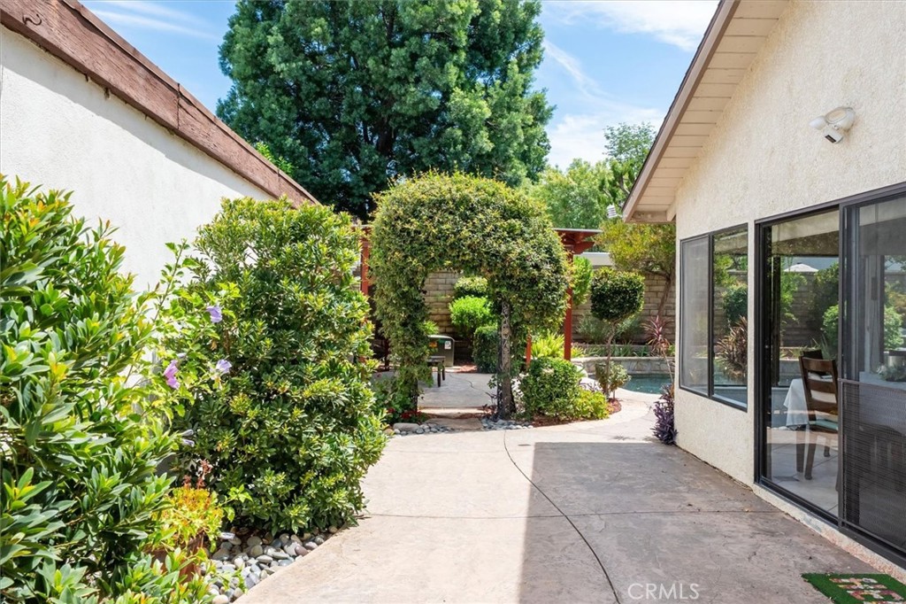 25208 Vía Sistine Valencia, CA 91355 - Photo 33 of 38 Sideyard