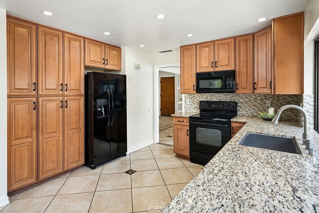 25208 Vía Sistine Valencia, CA 91355 - Photo 4 of 38 Kitchen