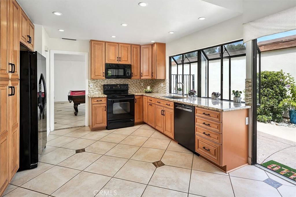 25208 Vía Sistine Valencia, CA 91355 - Photo 5 of 38 Kitchen