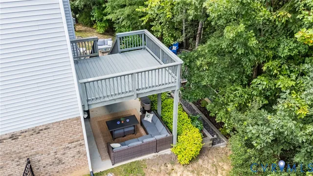 a view of yard with green space