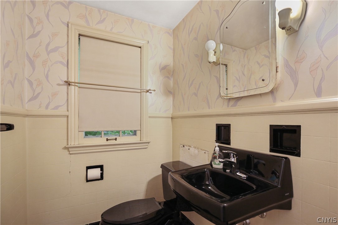 314 Deforest Road Syracuse, NY 13214 - Photo 11 of 40 Convenient half bath on the 1st floor