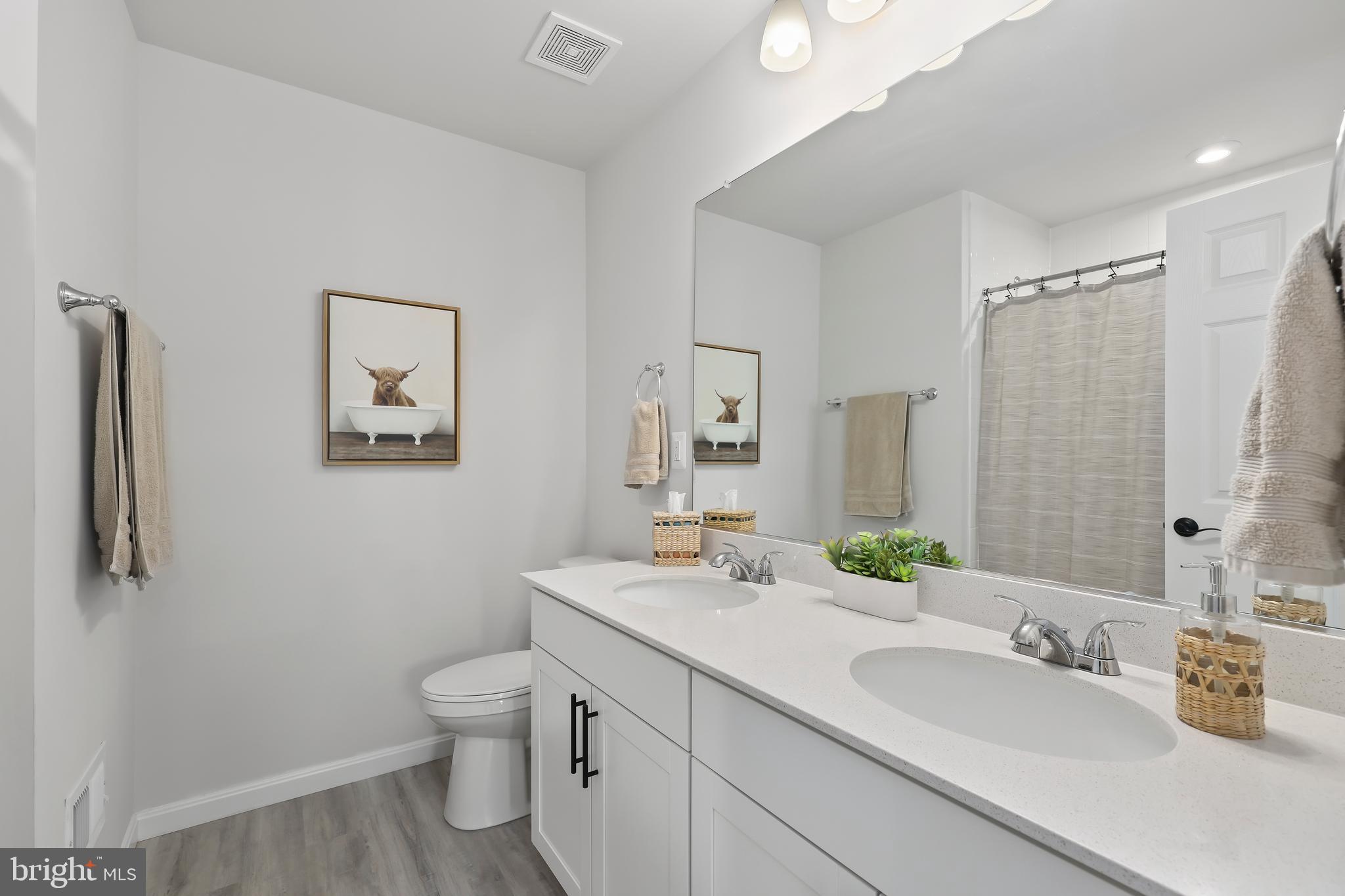 7139 State Way Ruther Glen, VA 22546 - Photo 30 of 50 Full bathroom in upper level hallway