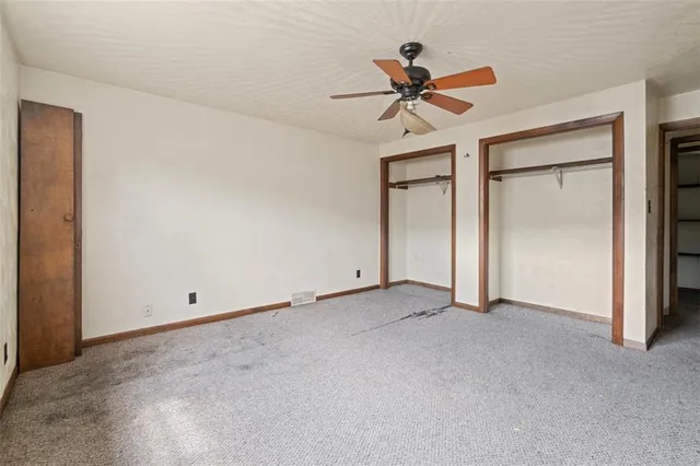 a view of empty room with a ceiling fan