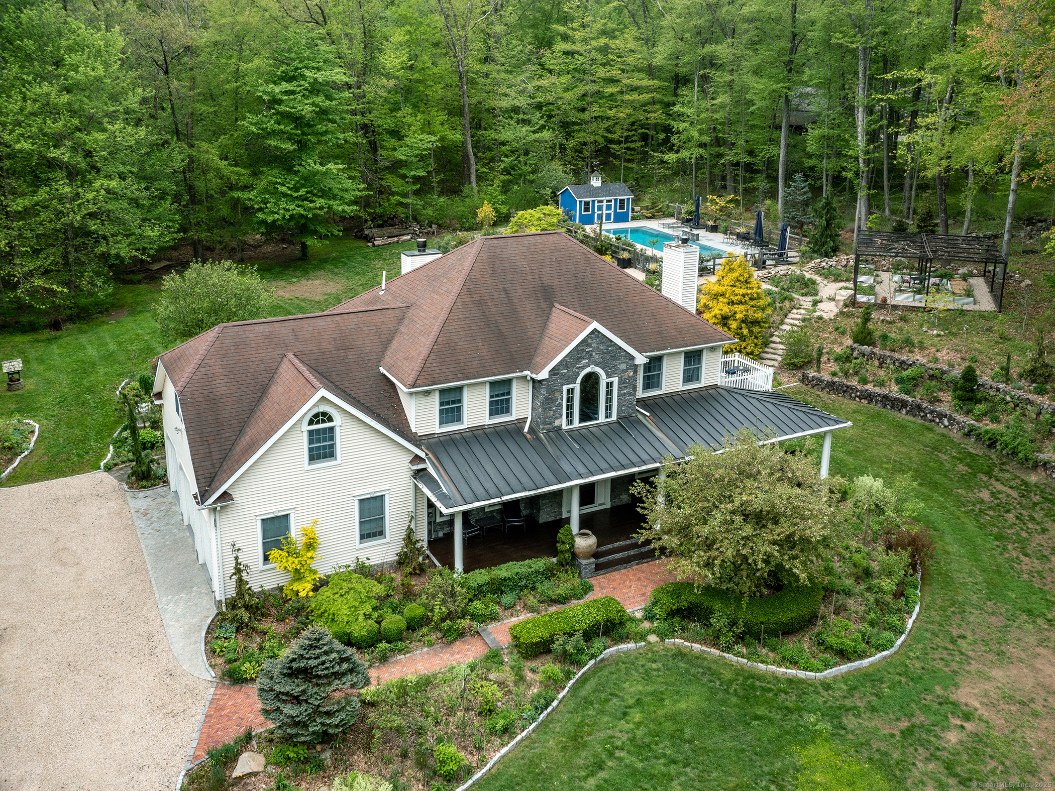 an aerial view of house with yard and green space