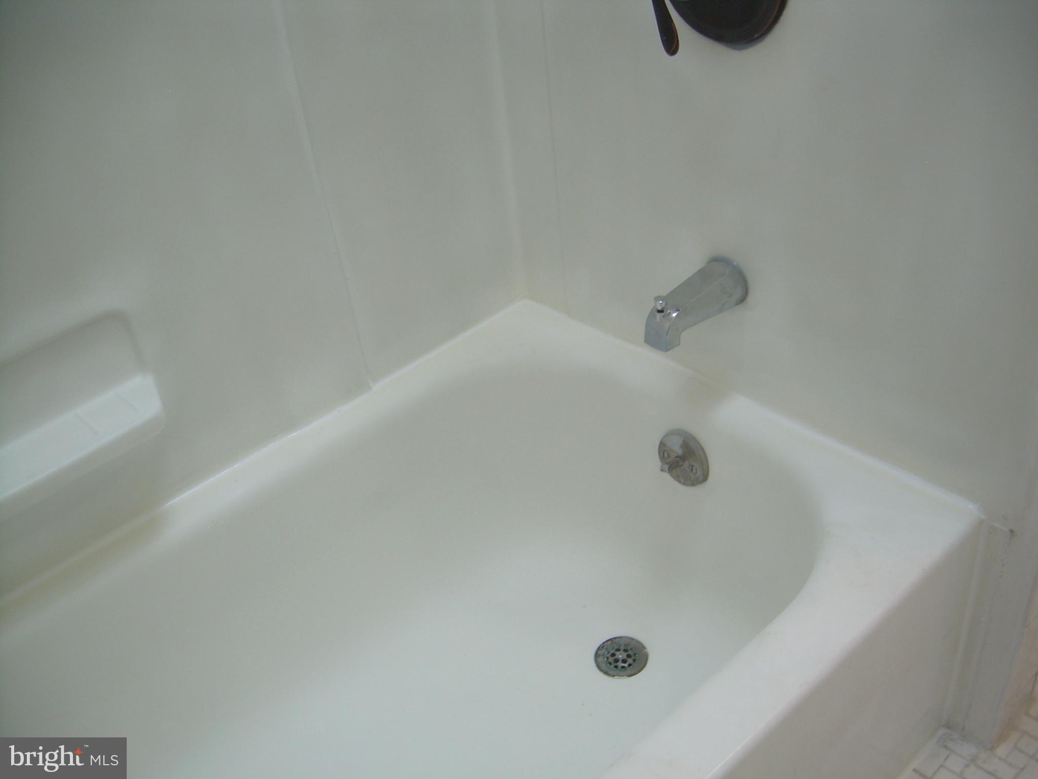996 Anchor Street Philadelphia, PA 19124 - Photo 13 of 30 a bathroom with a tub