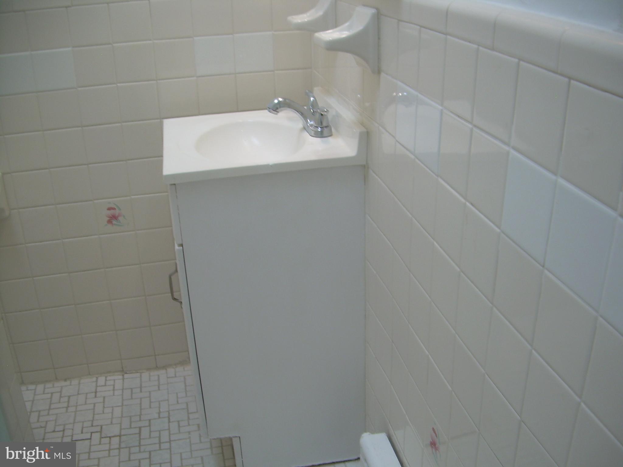 996 Anchor Street Philadelphia, PA 19124 - Photo 14 of 30 a bathroom with a sink