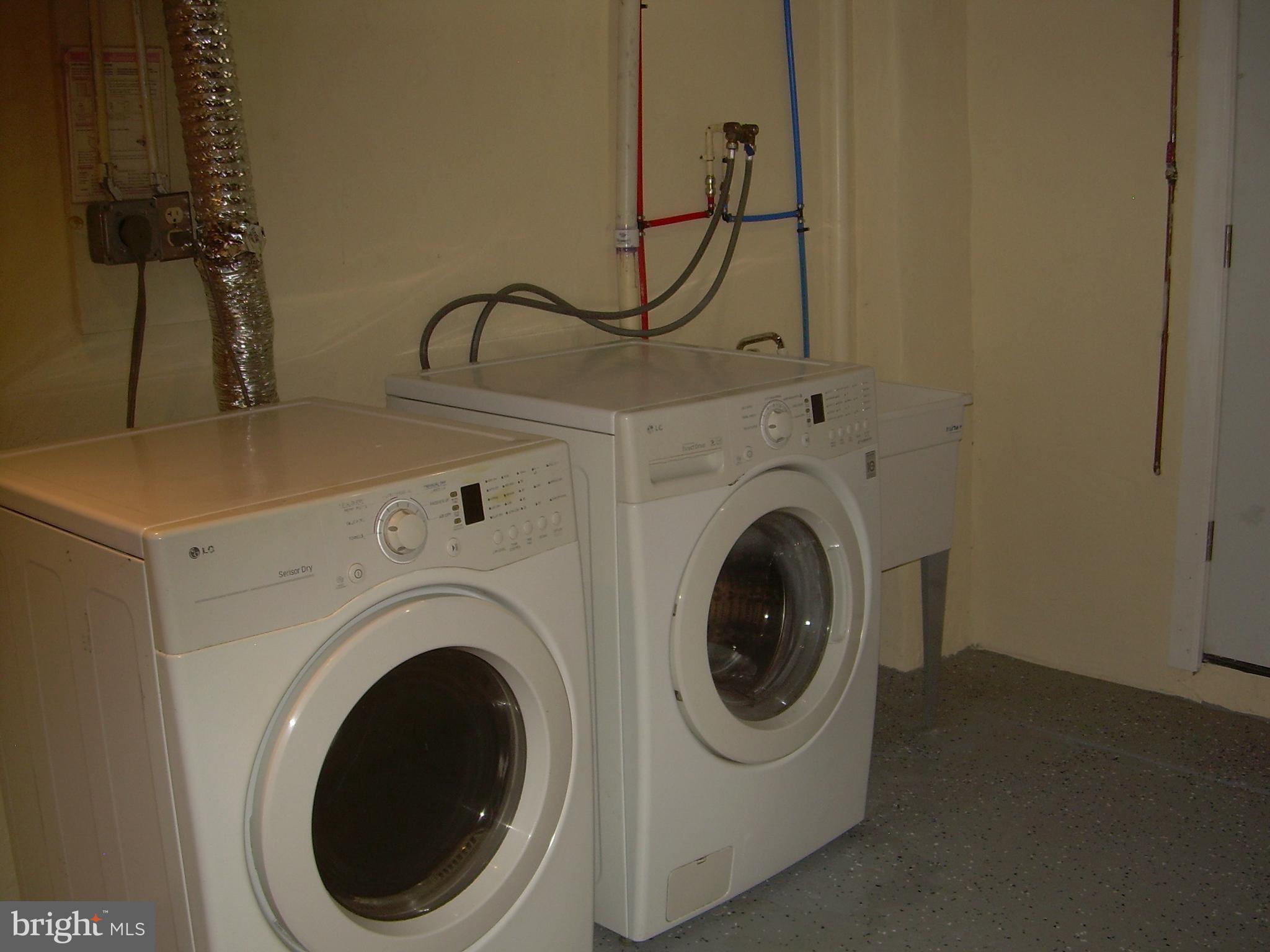 996 Anchor Street Philadelphia, PA 19124 - Photo 26 of 30 a utility room with dryer and washer