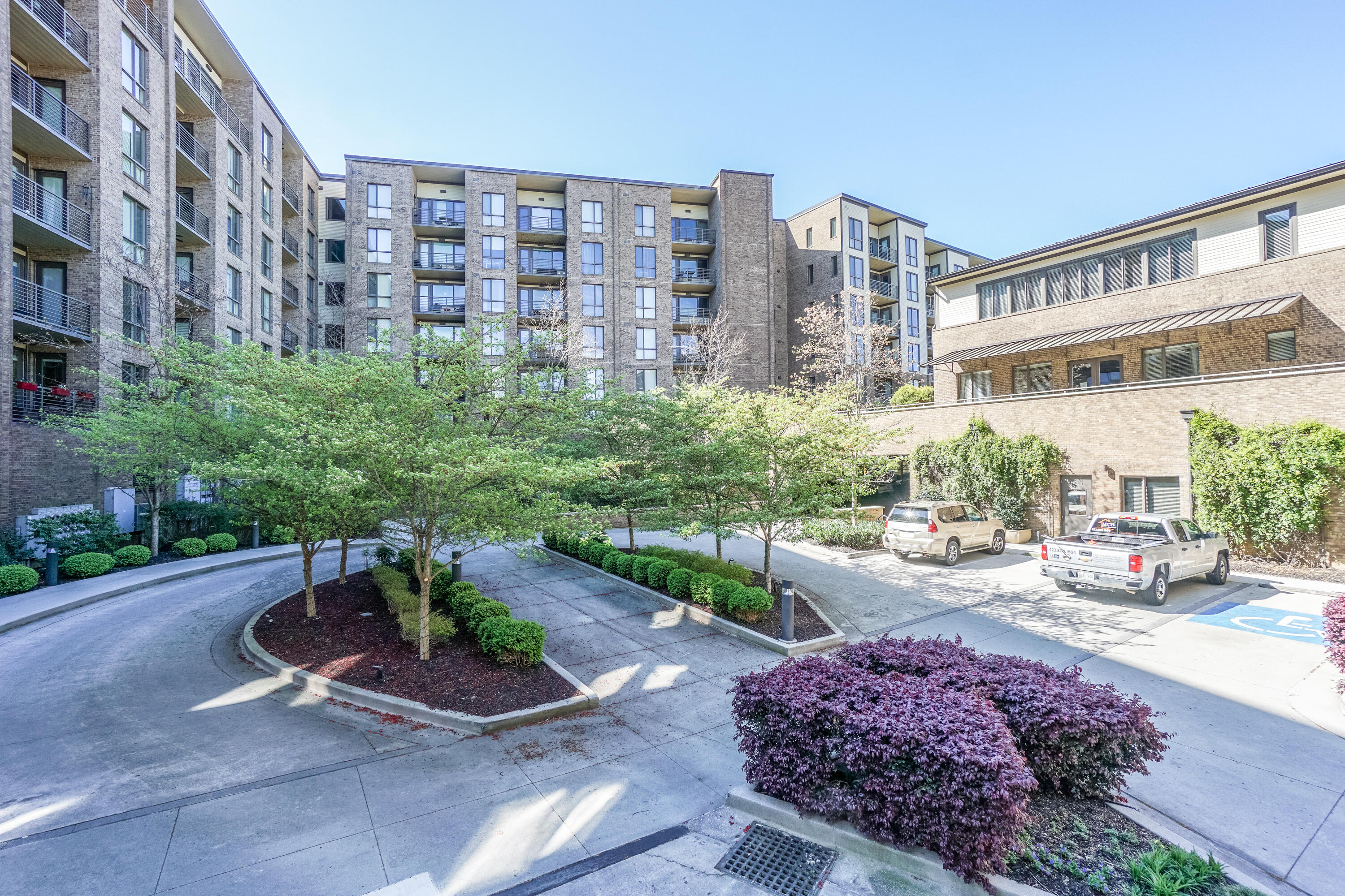 200 Manufacturers Road, Unit 235 Chattanooga, TN 37405 - Photo 23 of 23 Courtyard and Entrance to Visitor Parkin