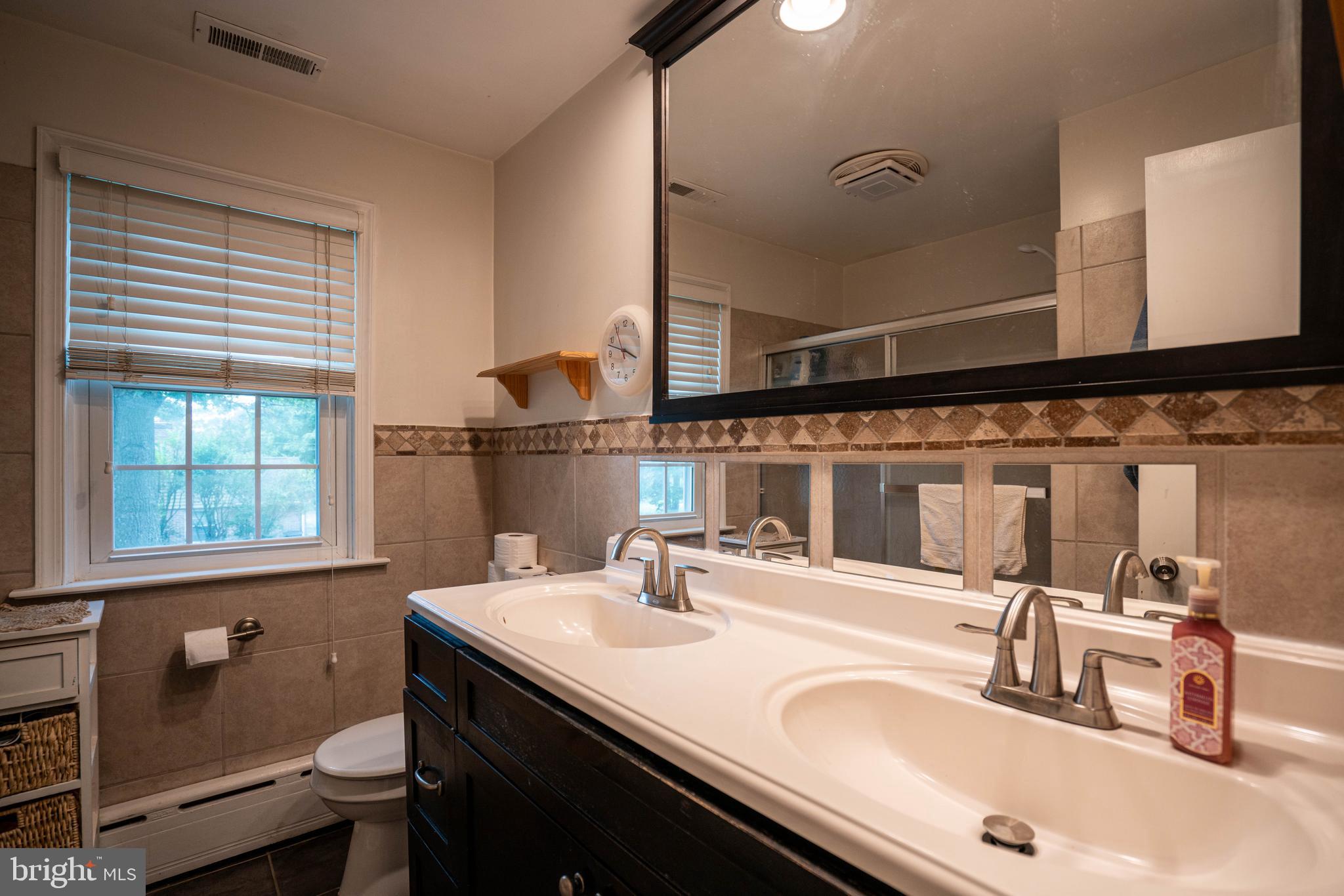 850 Hunsicker Road Telford, PA 18969 - Photo 11 of 47 Full Bathrom - Double Vanity