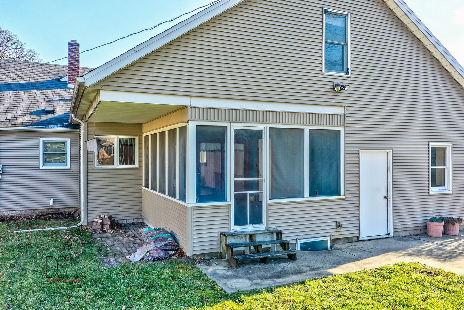 2113 Fields Place Ottawa, IL 61350 - Photo 20 of 28 a view of a house with backyard and sitting area
