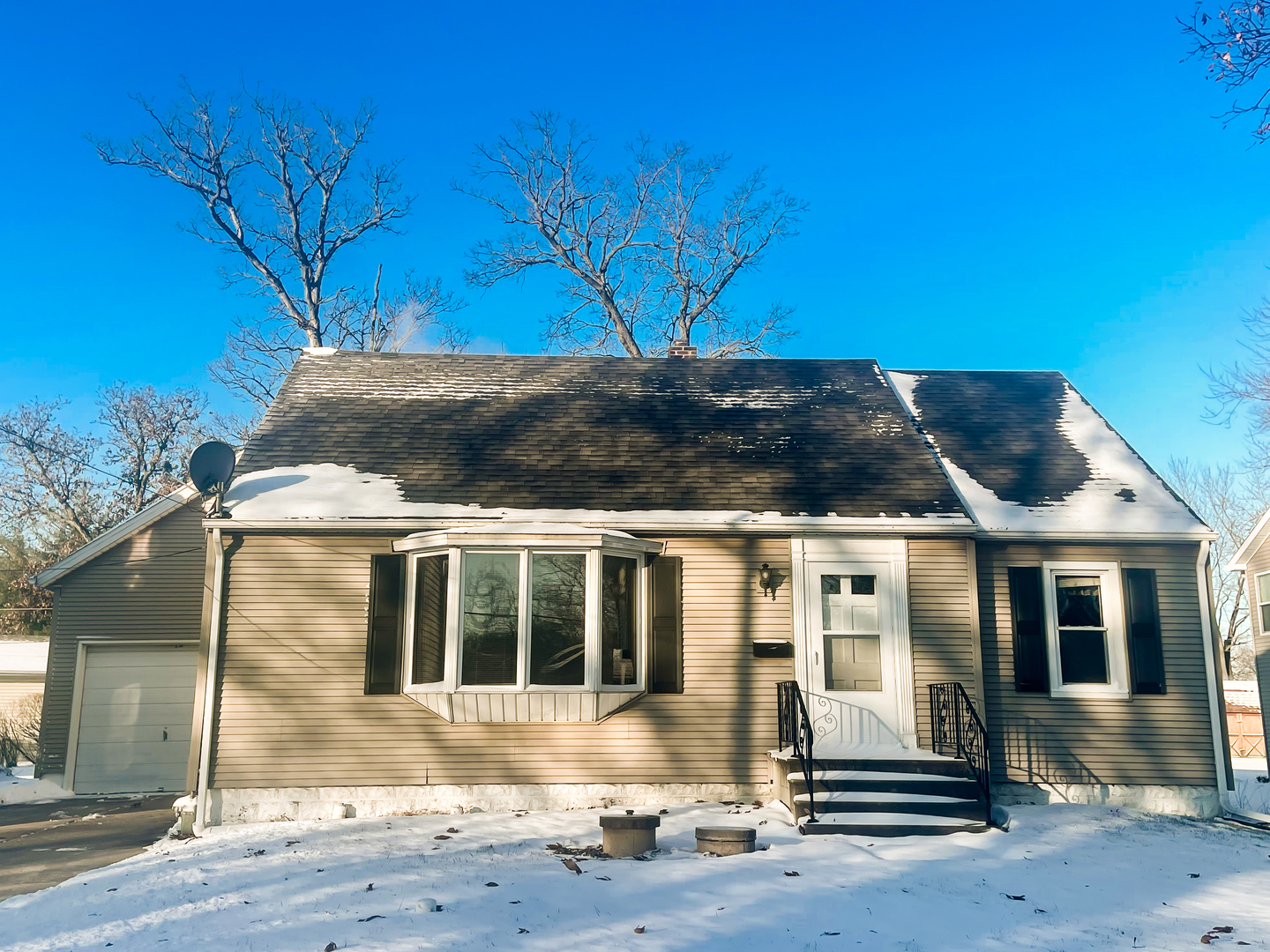 2113 Fields Place Ottawa, IL 61350 - Photo 2 of 28 a front view of a house with a yard
