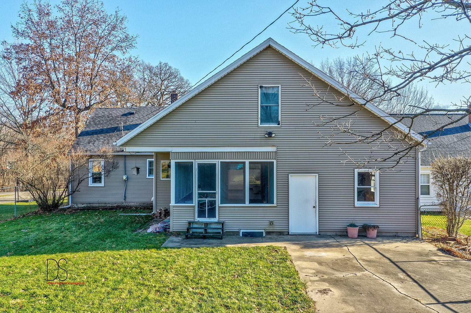 2113 Fields Place Ottawa, IL 61350 - Photo 21 of 28 a view of a house with a patio and a yard