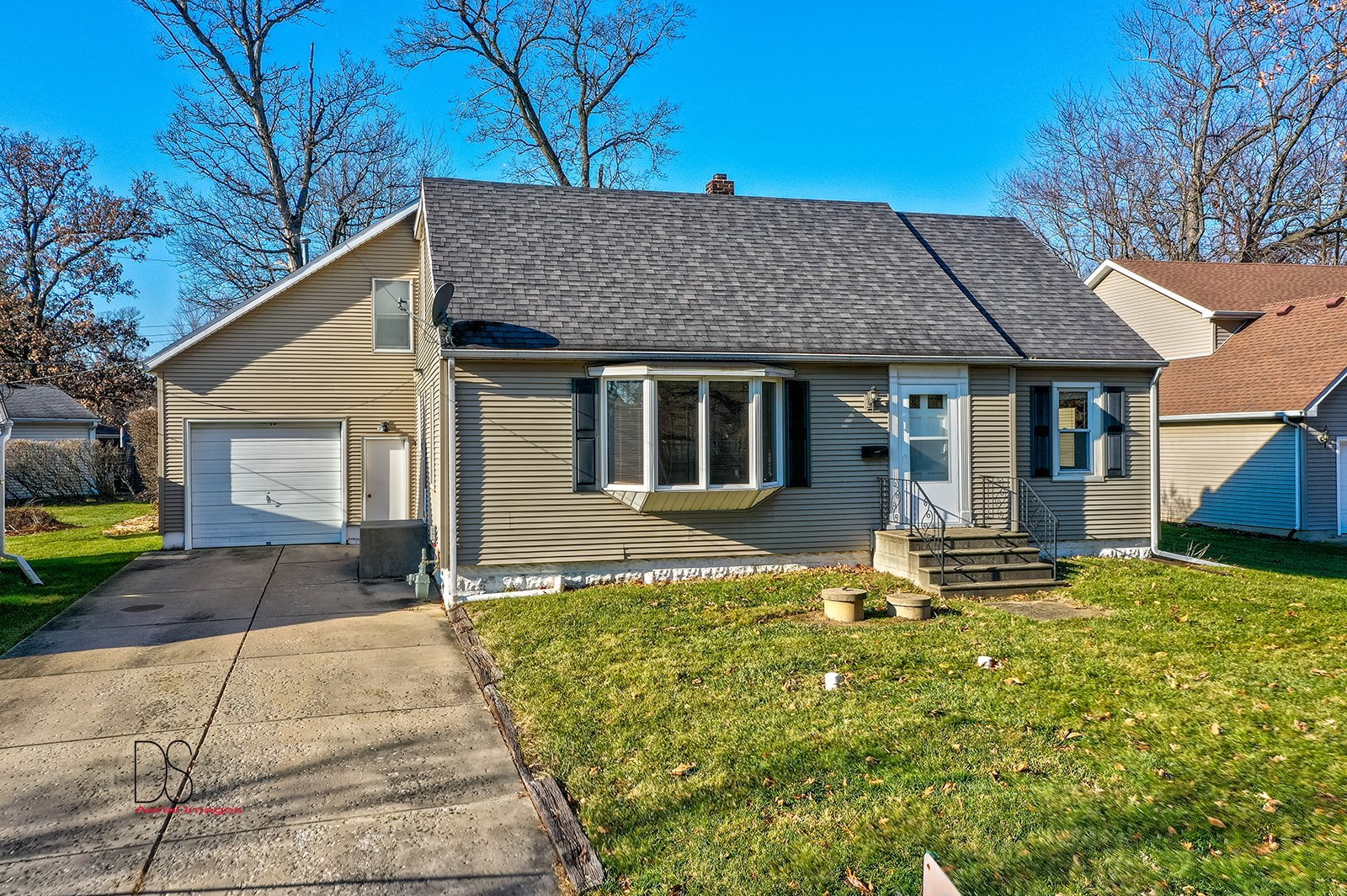 2113 Fields Place Ottawa, IL 61350 - Photo 26 of 28 a front view of a house with garden