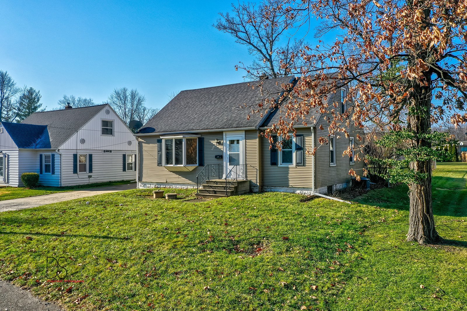 2113 Fields Place Ottawa, IL 61350 - Photo 27 of 28 a front view of a house with garden