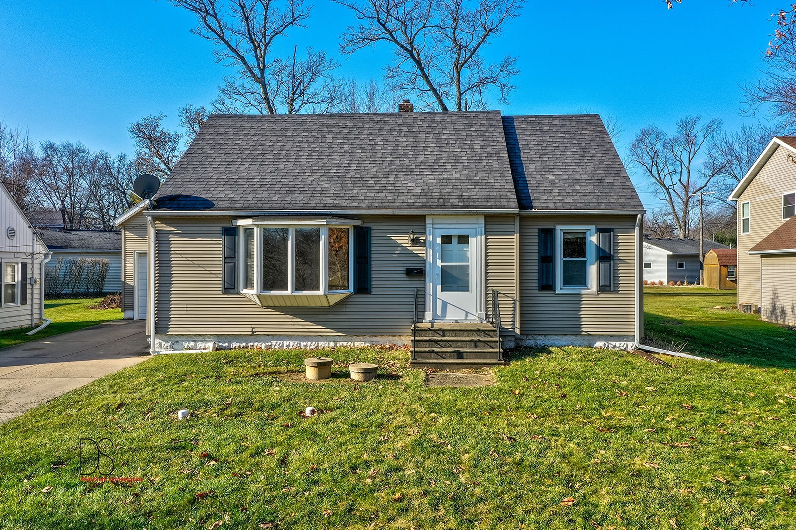 2113 Fields Place Ottawa, IL 61350 - Photo 28 of 28 a house that has a large window in it with a large tree
