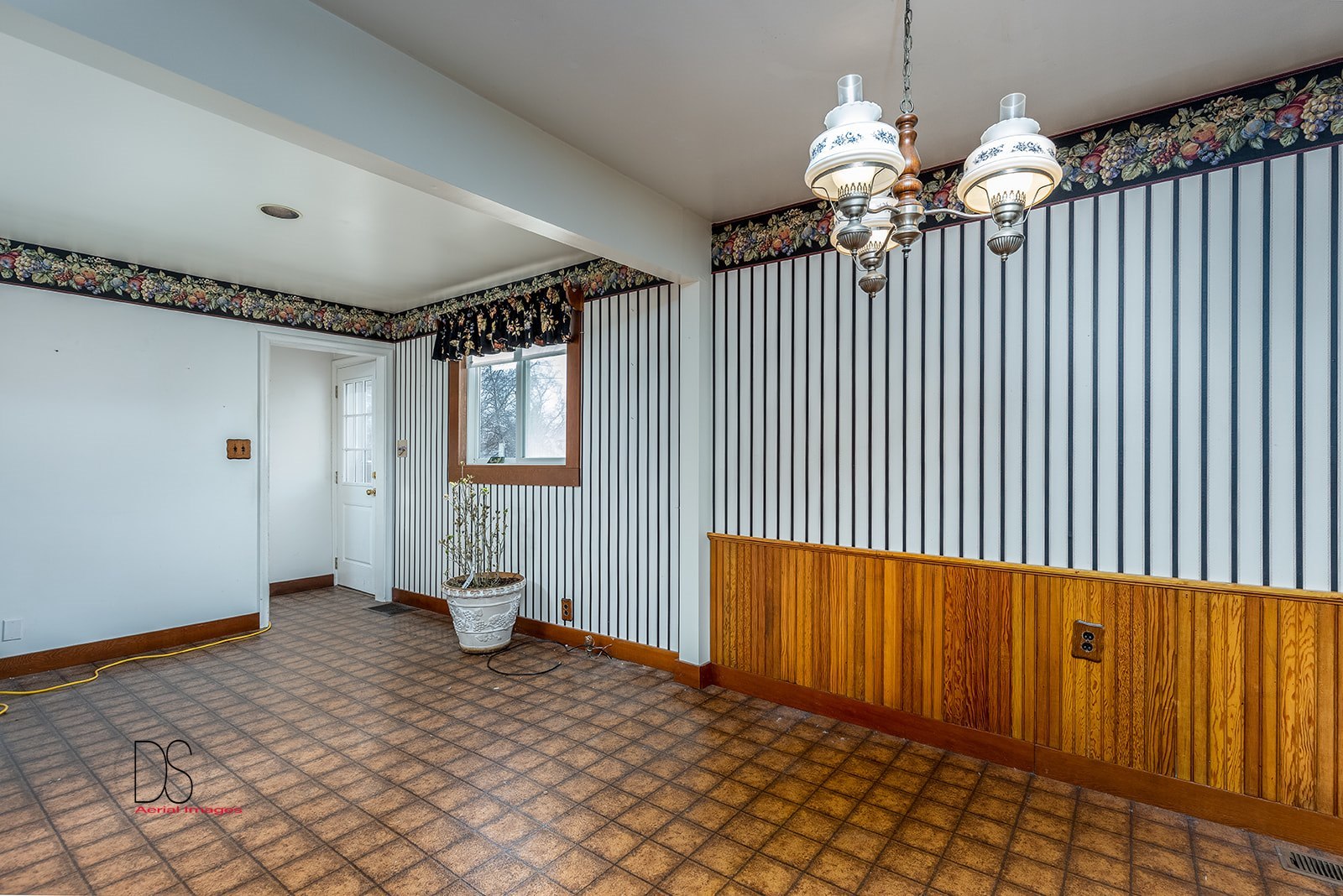 2113 Fields Place Ottawa, IL 61350 - Photo 10 of 28 a view of an empty room with a window