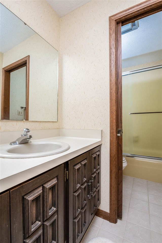 7676 Swanson Road Roscoe, IL 61073 - Photo 32 of 39 a bathroom with a sink a vanity and a bathtub