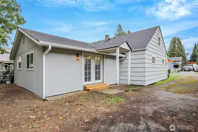 a view of a house with a yard
