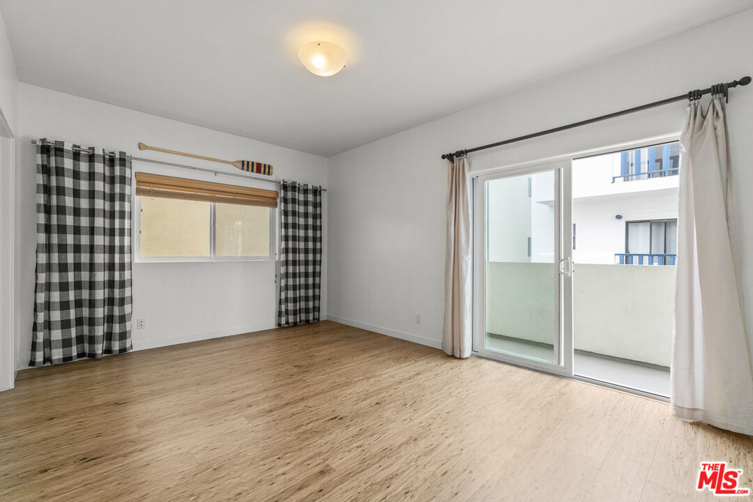 123 Galleon Street, Unit B Marina del Rey, CA 90292 - Photo 22 of 43 an empty room with windows