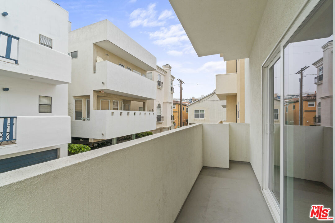 123 Galleon Street, Unit B Marina del Rey, CA 90292 - Photo 25 of 43 a view of a living room with a large window