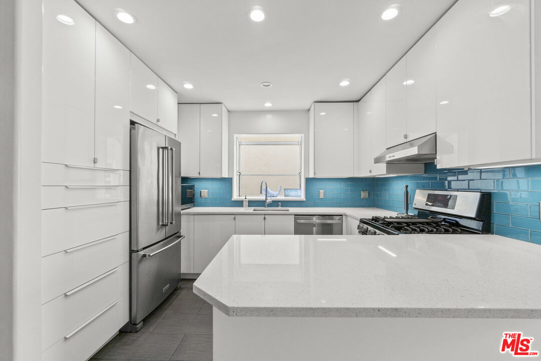 123 Galleon Street, Unit B Marina del Rey, CA 90292 - Photo 8 of 43 a kitchen with a stove a refrigerator and a sink