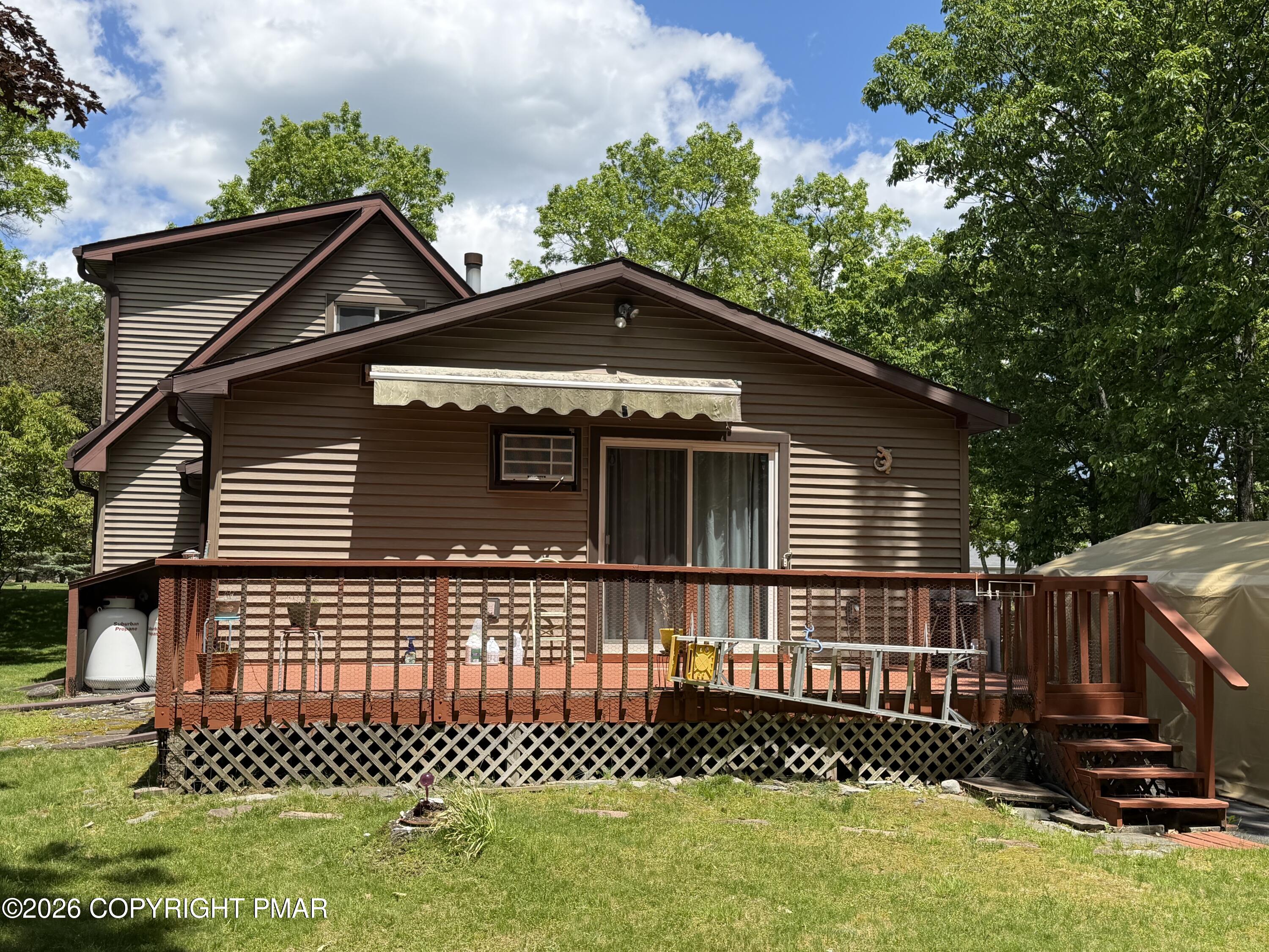 197 Hummingbird Trail Bushkill, PA 18324 - Photo 5 of 33 Rear