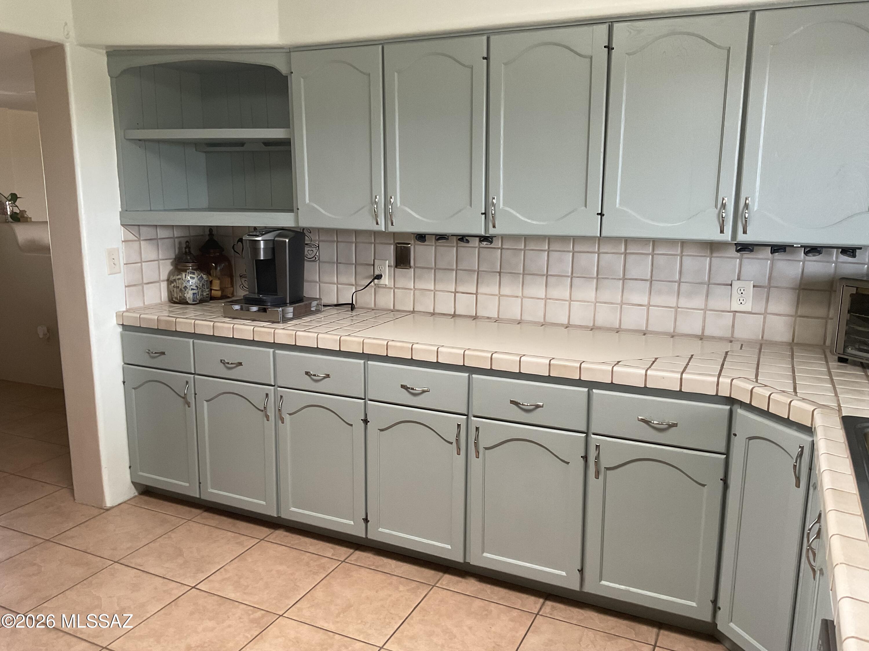 4060 North Swan Road Tucson, AZ 85718 - Photo 25 of 47 a kitchen with white cabinets