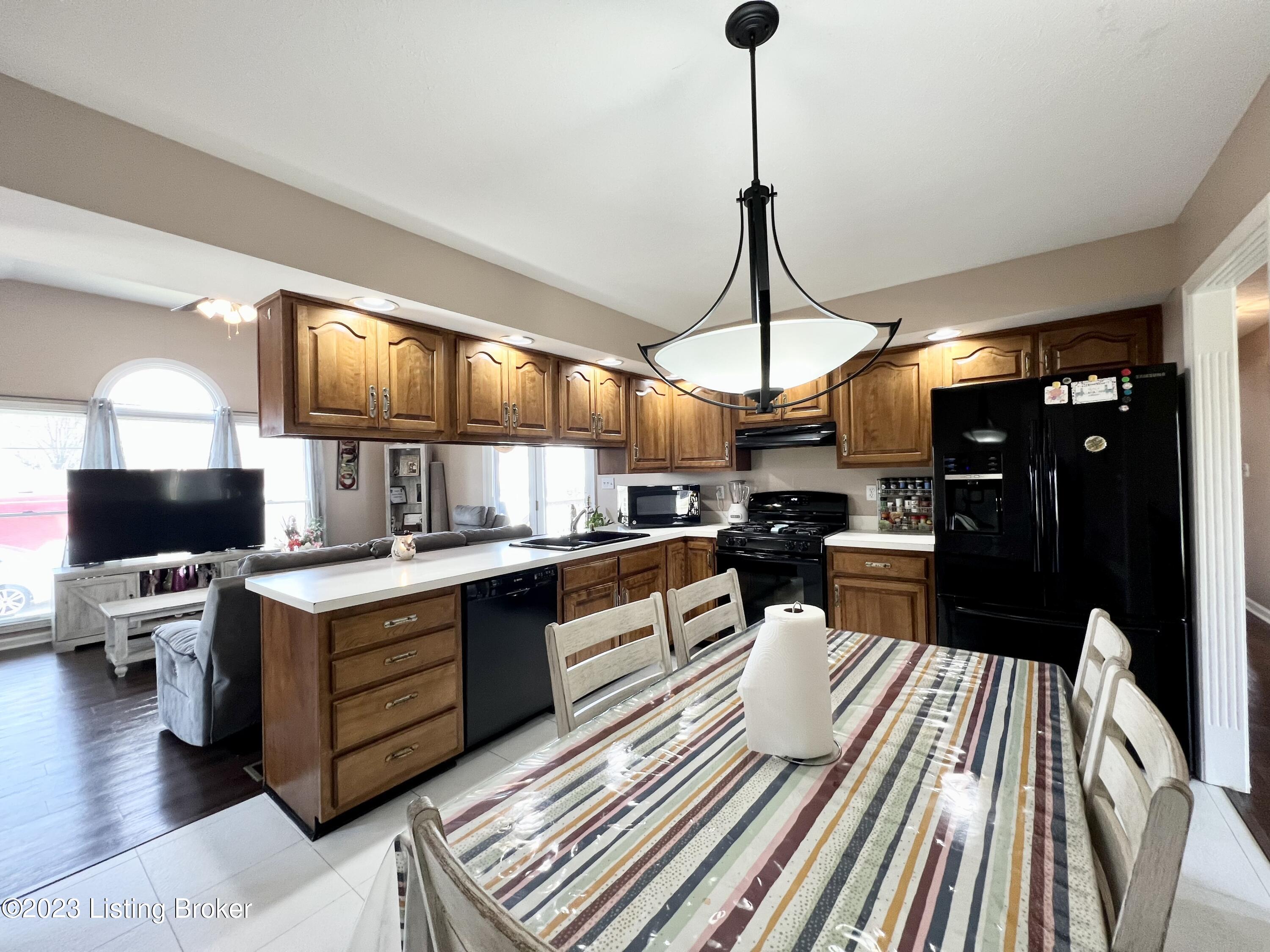 4604 Sandhill Road Louisville, KY 40219 - Photo 10 of 35 BF74B678-B029-49B5-9714-D34F4C5FEF71