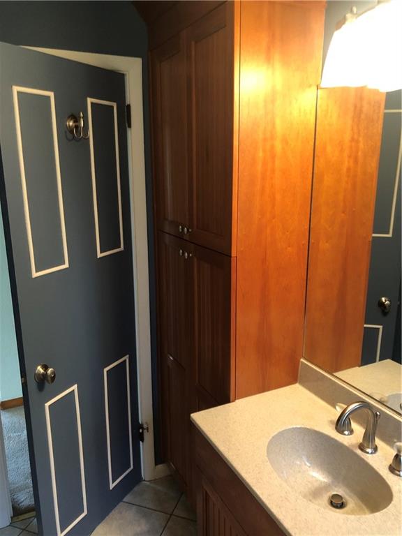 121 Rosemont Drive Coraopolis, PA 15108 - Photo 10 of 29 a bathroom with a sink and a tub