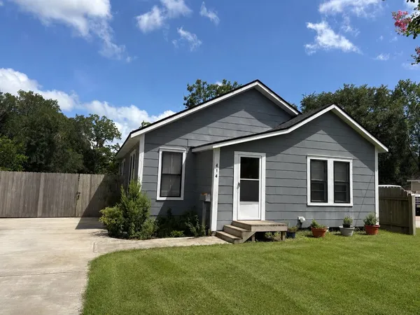 $1,400 | 414 East Strand Street, El Campo, TX 77437