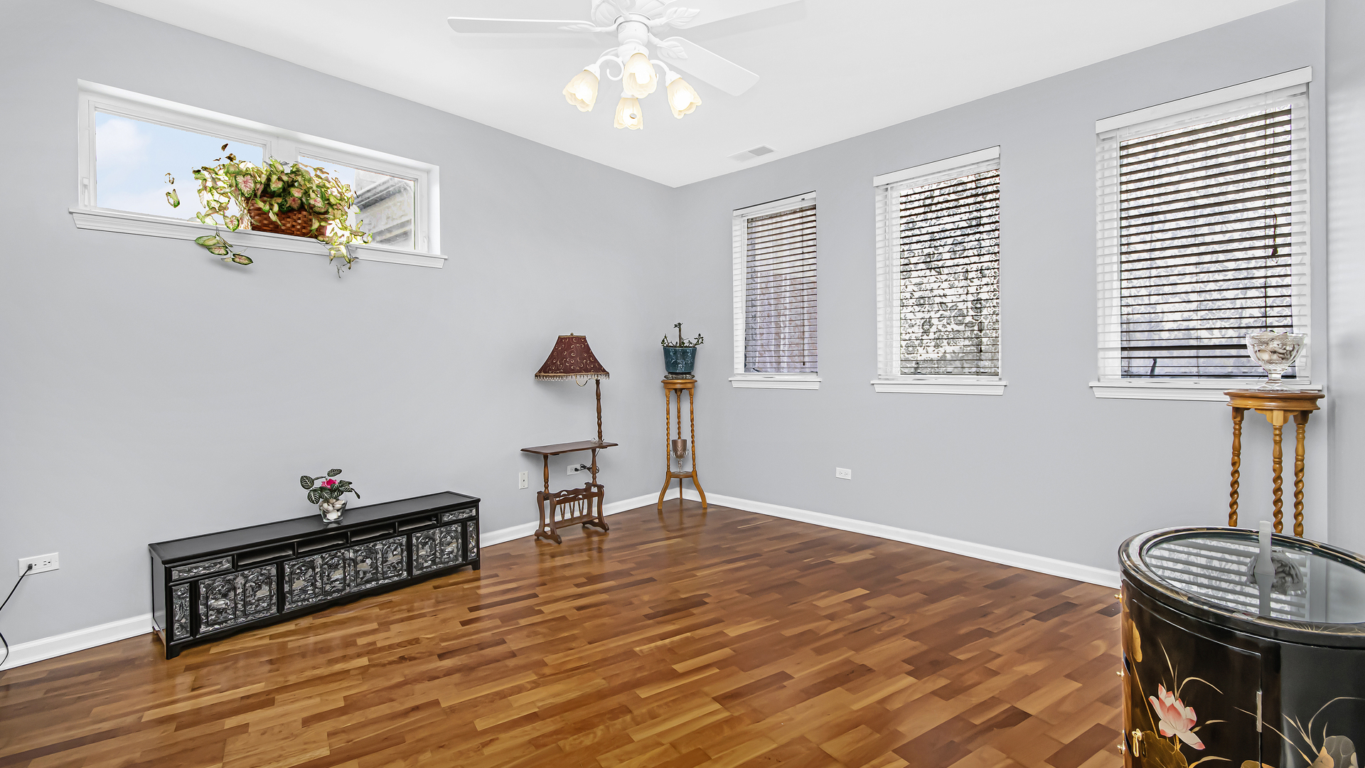 7738 North Sheridan Road, Unit 4L Chicago, IL 60626 - Photo 12 of 30 a bedroom with a bed and a window