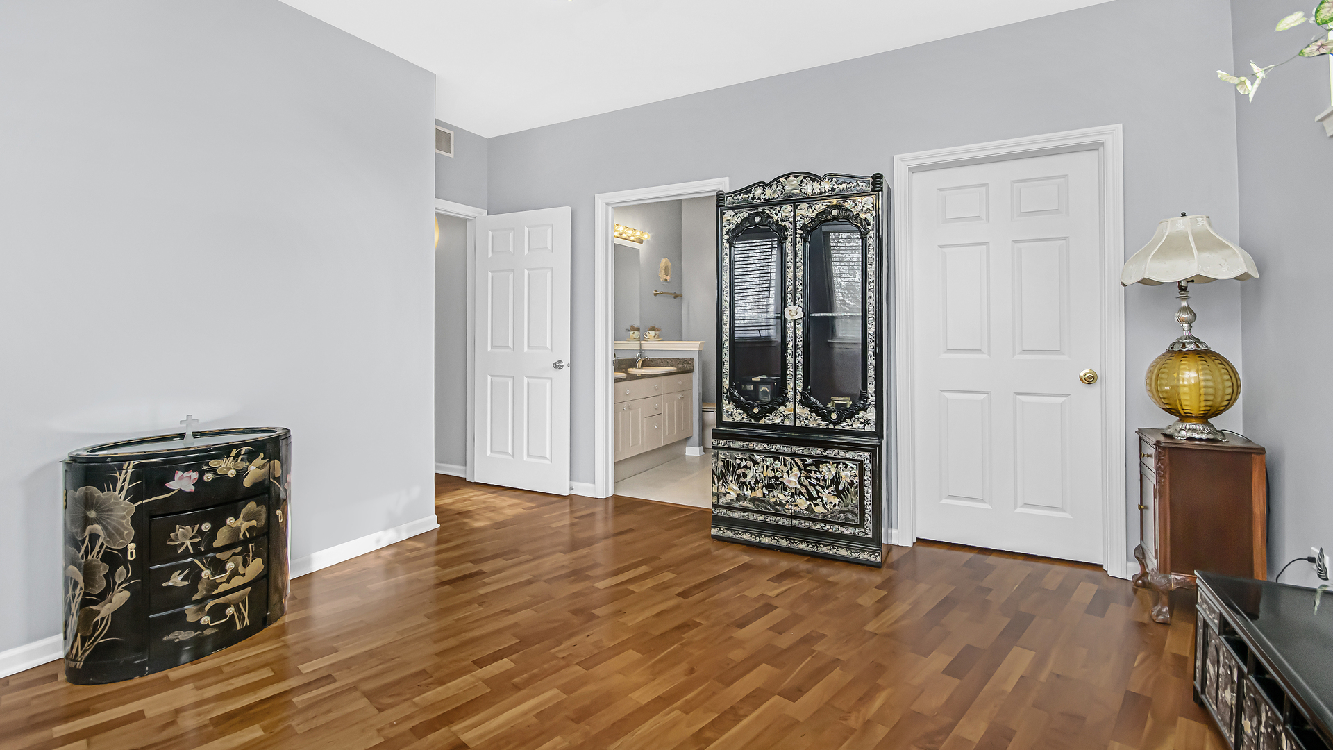 7738 North Sheridan Road, Unit 4L Chicago, IL 60626 - Photo 13 of 30 a view of a hallway with wooden floor and furniture