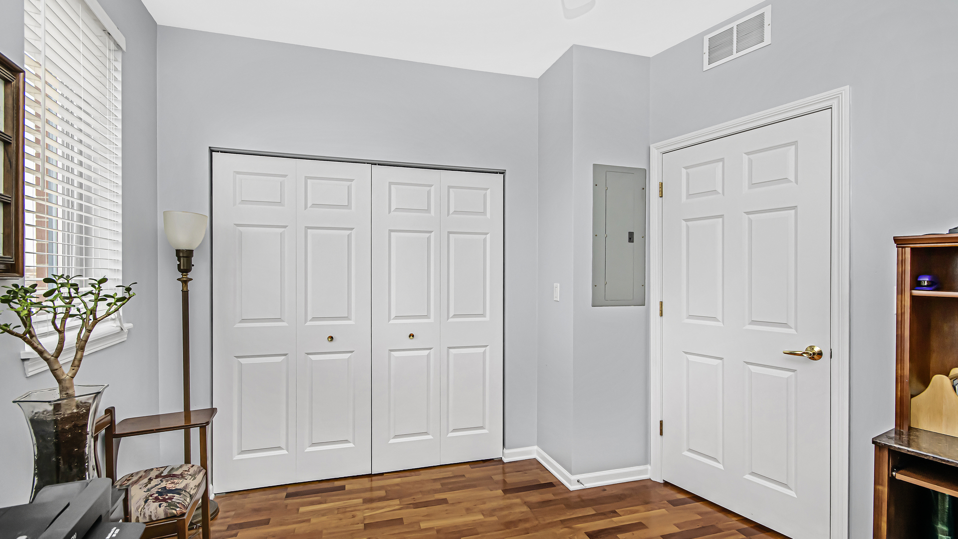 7738 North Sheridan Road, Unit 4L Chicago, IL 60626 - Photo 15 of 30 a view of a bedroom with wooden floor and a potted plant