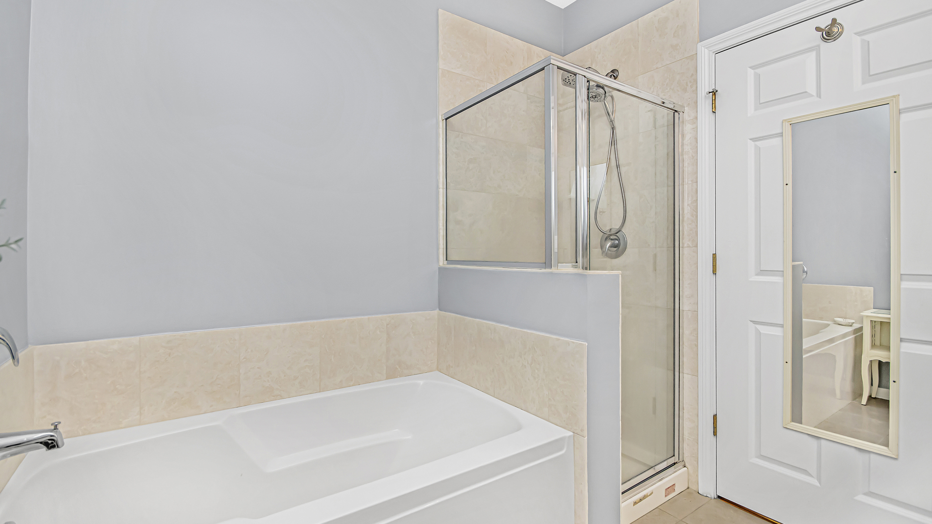 7738 North Sheridan Road, Unit 4L Chicago, IL 60626 - Photo 17 of 30 a bathroom with a bathtub and a shower
