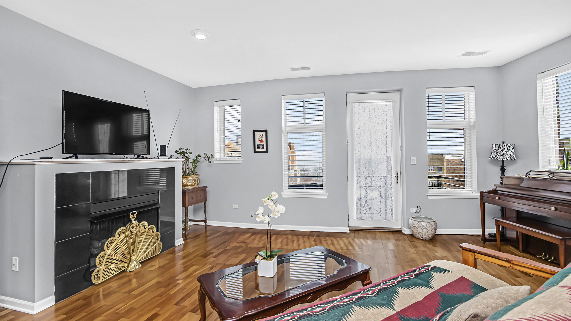 7738 North Sheridan Road, Unit 4L Chicago, IL 60626 - Photo 3 of 30 a living room with furniture and a flat screen tv