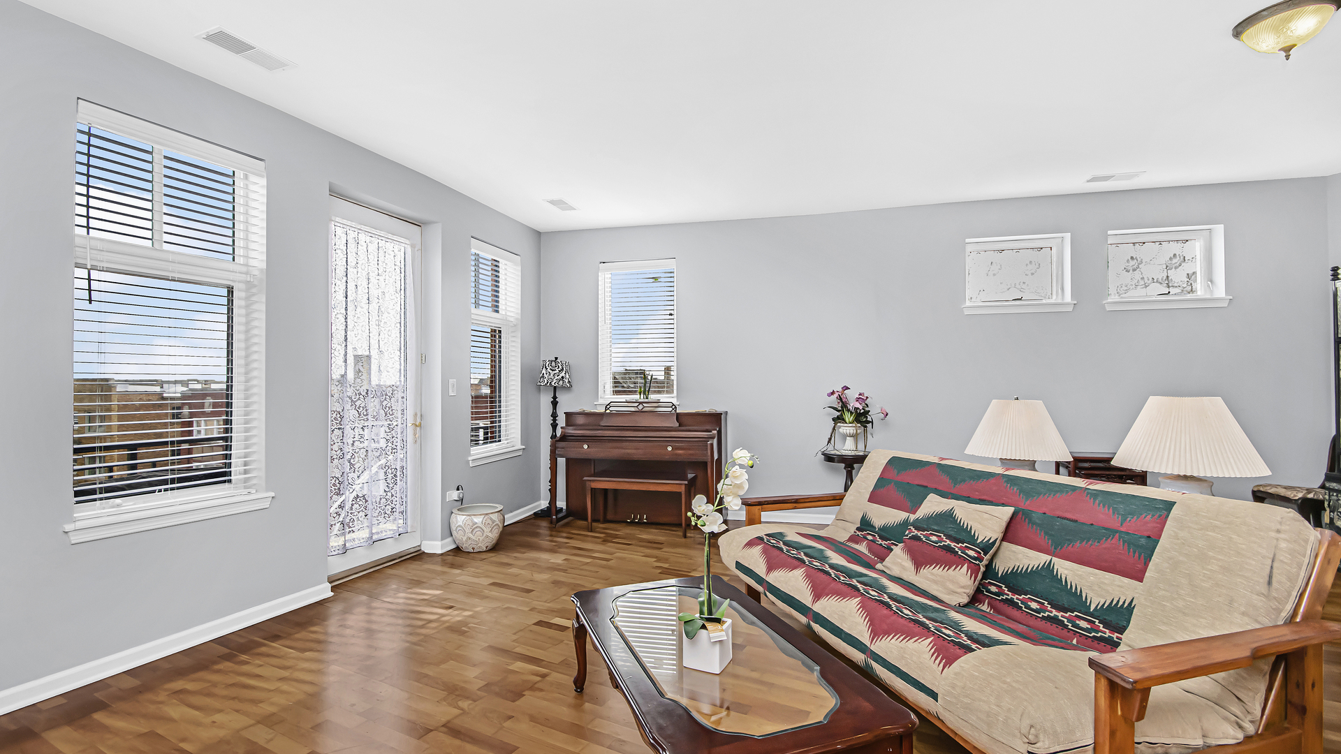 7738 North Sheridan Road, Unit 4L Chicago, IL 60626 - Photo 4 of 30 a bedroom with furniture and a wooden floor