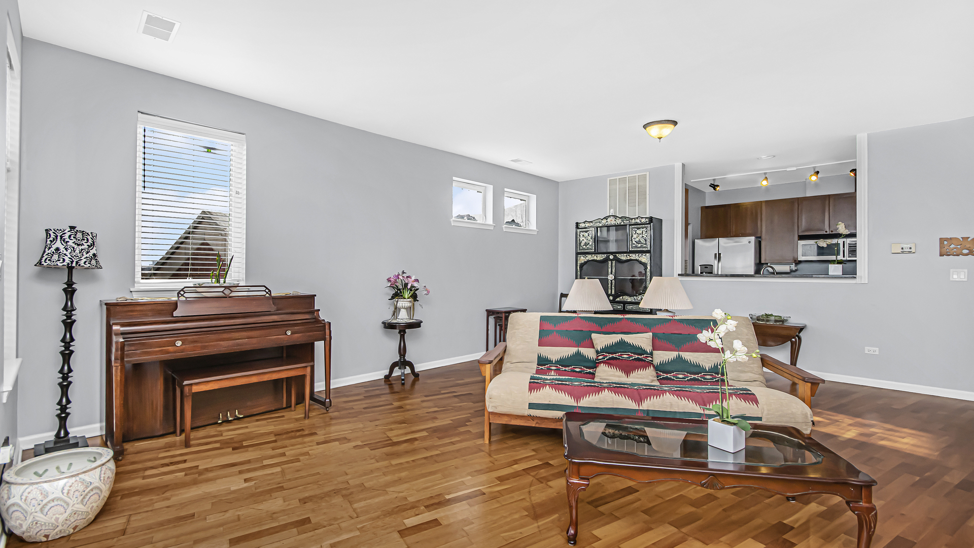 7738 North Sheridan Road, Unit 4L Chicago, IL 60626 - Photo 5 of 30 a living room with furniture and a dining table