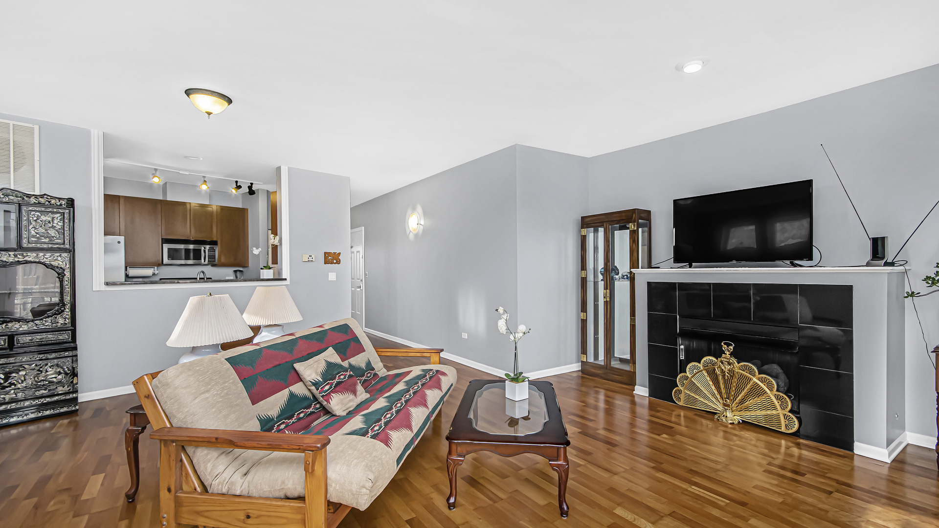 7738 North Sheridan Road, Unit 4L Chicago, IL 60626 - Photo 6 of 30 a living room with furniture and a flat screen tv