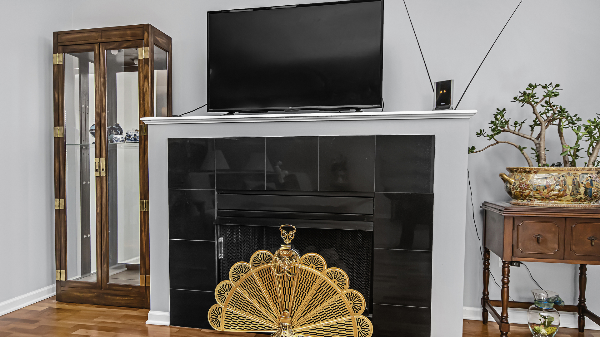 7738 North Sheridan Road, Unit 4L Chicago, IL 60626 - Photo 7 of 30 a living room with a fireplace and a flat screen tv