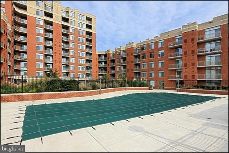 3600 South Glebe Road, Unit 421W Arlington, VA 22202 - Photo 18 of 29 Swimming Pool