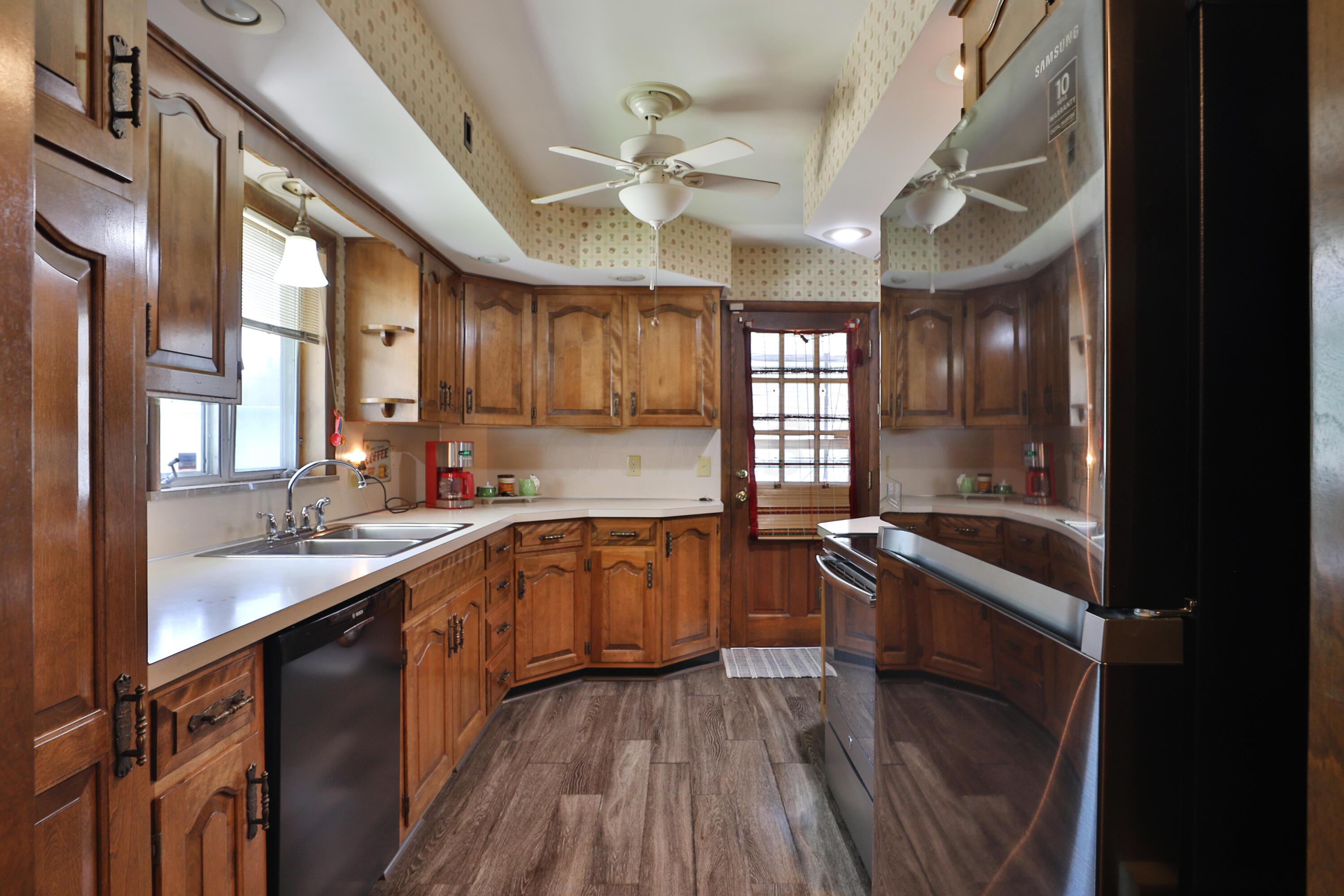 810 Salisbury Road Columbus, OH 43204 - Photo 9 of 34 Kitchen