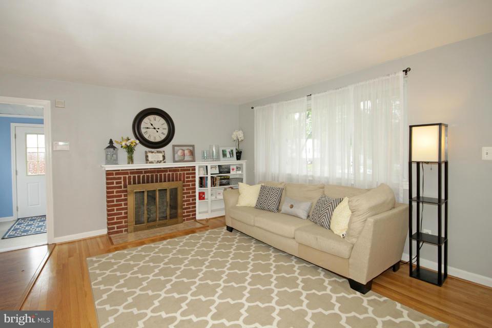 4010 Ridge Road Annandale, VA 22003 - Photo 3 of 28 Living Room