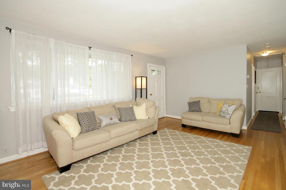 4010 Ridge Road Annandale, VA 22003 - Photo 4 of 28 Living Room