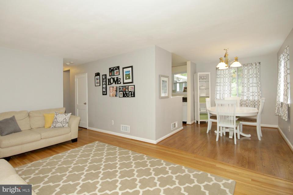 4010 Ridge Road Annandale, VA 22003 - Photo 5 of 28 Living Room