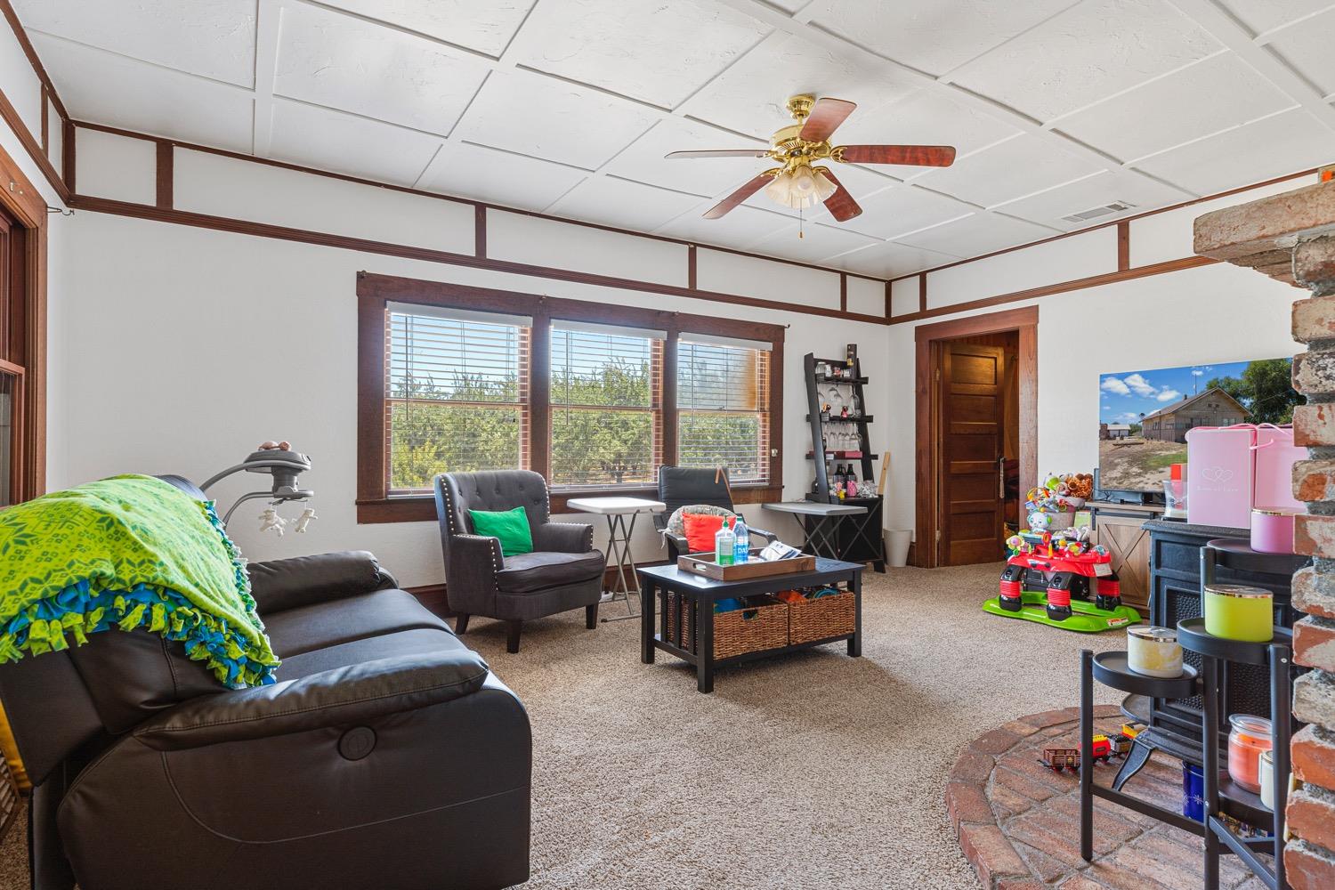 3724 Lockwood Road Ceres, CA 95307 - Photo 10 of 18 a living room with furniture and flowers