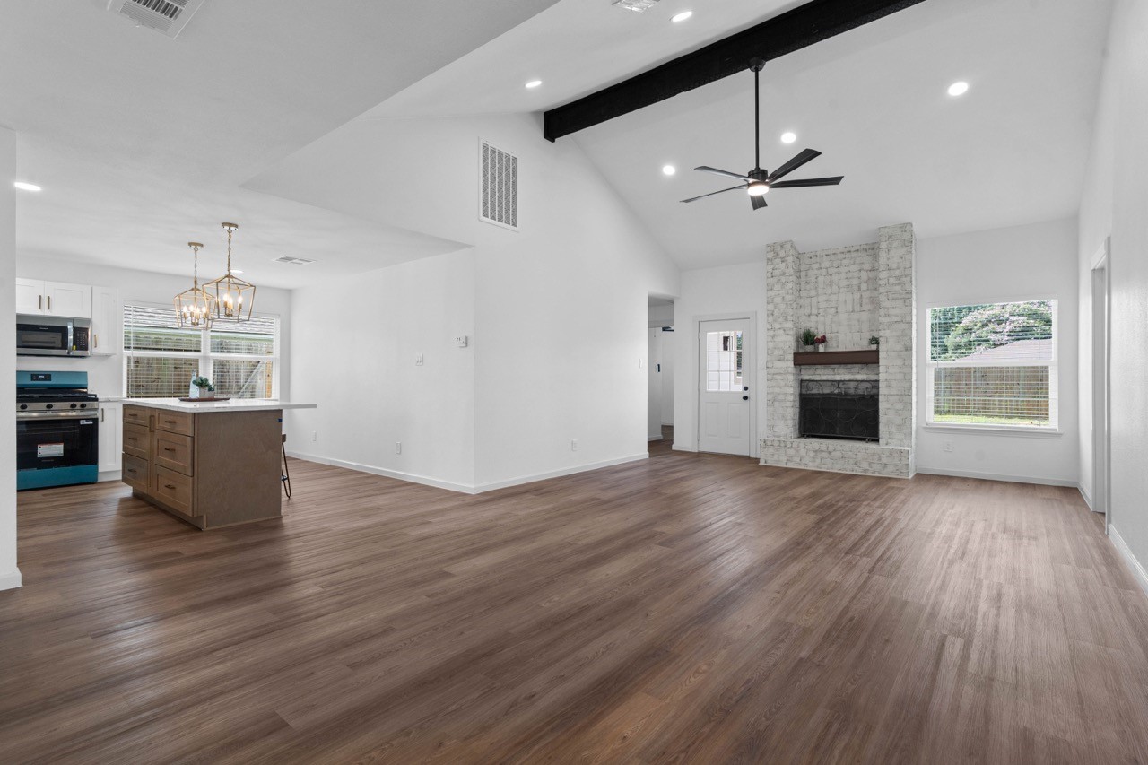 5326 Findlay Drive Pasadena, TX 77505 - Photo 9 of 50 Expansive open layout ideal for entertaining and everyday living.