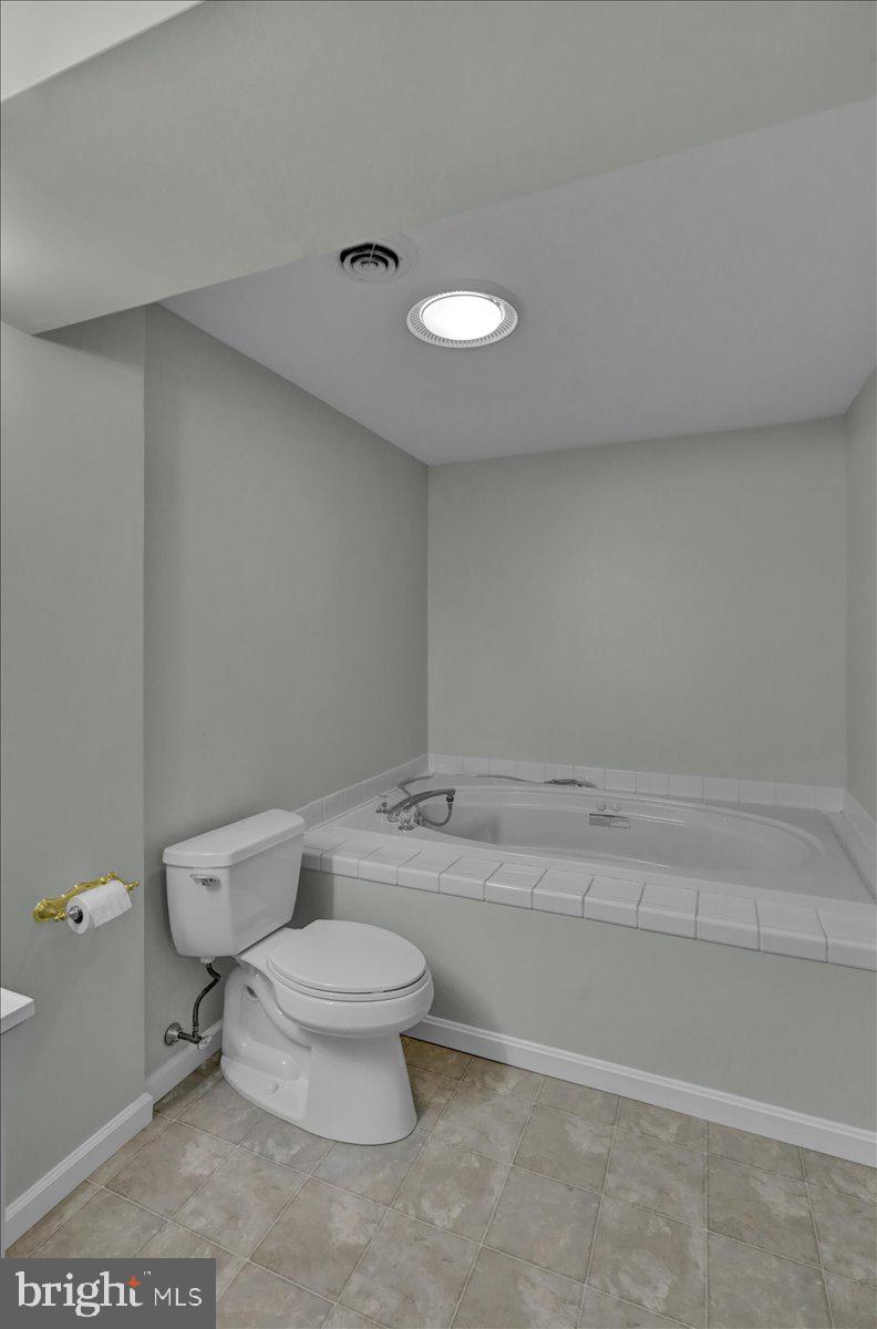 4 Kantner Lane South Reading, PA 19607 - Photo 36 of 45 LL Bathroom 3 with jacuzzi tub