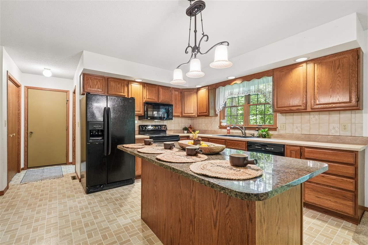 4084 Crestview Road Northeast Solon, IA 52333 - Photo 9 of 41 Gallery Image 9