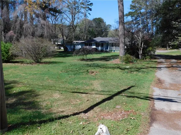 a view of a house with a yard